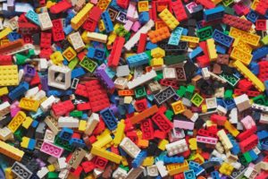 Peças de Lego são exemplos de termoplásticos que foram processados.