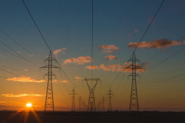 Linhas de transmissão de energia ao por do sol