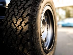 Os pneus de um carro são um exemplo de elastômero que passou por processamento. 